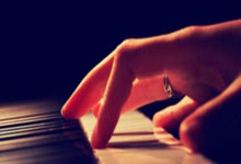 火箭吉祥物Clutch充满竞争力，带着队友在场上制胜